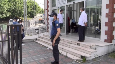 Doktora demir çubuk ve bıçakla saldırı