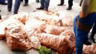 Koronayı unutup birbirlerini ezdiler: Pazarcı zabıta kapıştı gariban nasiplendi