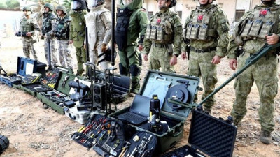 Mehmetçik Hafter'in tuzakladığı bombaları temizliyor