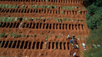 Salgının yeni merkezinden korkutan haberler: Eski mezarlıkları kazmaya başladılar