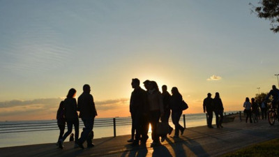 Ölmek istemeyen sahilde ayakkabı giysin