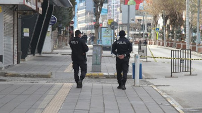 9 saatlik sokağa çıkma yasağı resmen başladı. İşte açık olacak mekânlar ve işletmeler. Hafta sonu sokağa çıkma yasağı hangi saatler arasında uygulanacak?