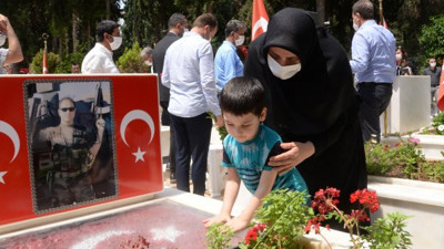 Şehit çocuklarının Babalar Günü: Kahramanlarına koştular