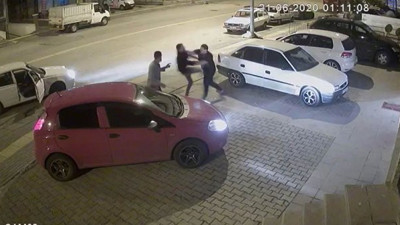 Trafikte tartıştığı 3 kişiyi 30 saniyede yere serdi