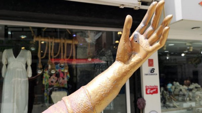 Heykelin elindeki telefonu çaldılar