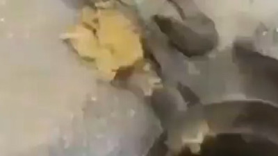 Yağmur rögarına tıkansın diye kum torbası attılar, bu nasıl bir ‘kin’dir