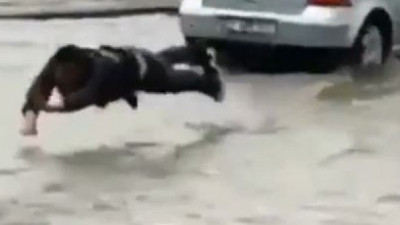 Vatandaş çıldırmış olmalı: Sel sularına böyle daldı
