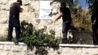 Türk mezarlarındaki Türk Bayrağını balyozla parçaladılar