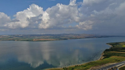 Çatalca'da bulutlarla gölün görsel şöleni