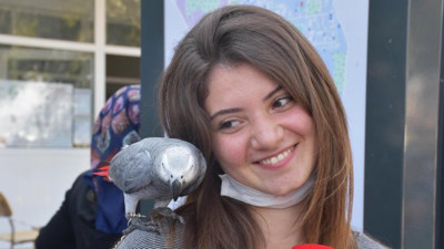 Şans getirsin diye sınava papağanıyla geldi