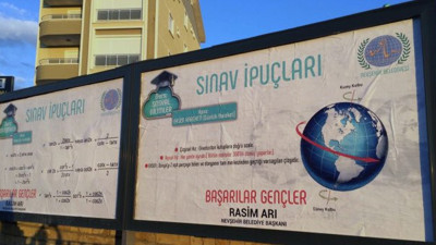 Sınav günü öğrencilere öyle bir güzellik yaptı ki: Bilboardlardan kopya verdi!