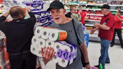 O ülkedeki ikinci dalga endişesi yine marketlere akın ettirdi: Tuvalet kağıtlarına sınırlama getirildi