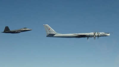 Ruslar yine ihlal etti! F-22 Raptor önleme yaptı