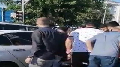 Helal olsun Kartallı vatandaşlara: Karısını arabaya kilitleyen adama bakın ne yaptılar