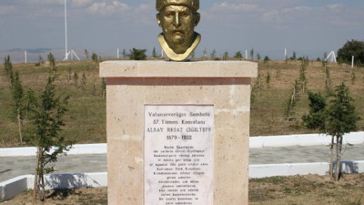 Tepeyi alamadığı için intihar eden efsane albayın ismi ortaokuldan silindi