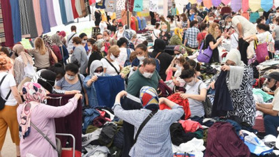 Eskişehir’de, halk pazarında sosyal mesafe unutuldu