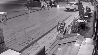 Motosiklet sürücüsü bankın üzerine böyle uçtu