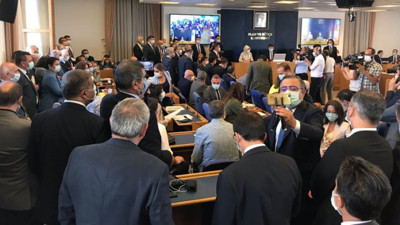 Basına sosyal mesafe engeli! Toplantı salonu yerine televizyondan takip