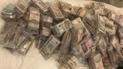 Her yatağın altından, her dolabın içinden tomarla nakit bulundu! Polisler taşıya taşıya bitiremedi