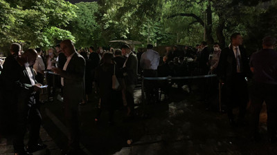 Meclis önündeki bekleyiş devam ediyor! Milletvekilleri bank taşıdı!