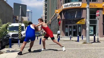 VakıfBank önünde liyakat göndermesi! İş başvurusu için güreşe tutuştular