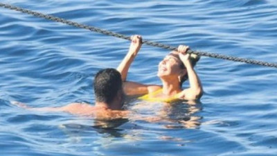 Gizli aşk bu sefer görüntülendi, Ece Erken ve Şafak Mahmutyazıcıoğlu denizin içinde yakalandı