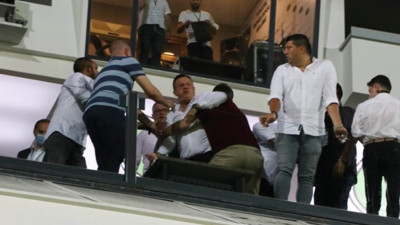 Seyircisiz Süper Lig maçında saha karıştı! Şişeyi sahaya başkan fırlattı