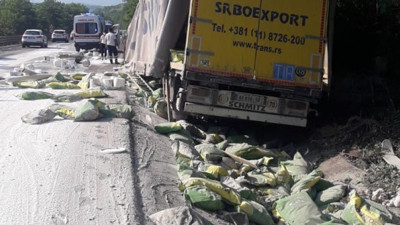 Karayolu beyaza boyandı