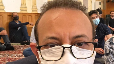 Cuma günleri Egemen Bağış’a bir şeyler oluyor: Bu kez de camiden fotoğraf paylaştı