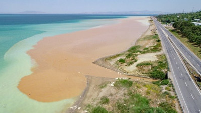 Oluk oluk Van Gölü’ne aktı: Suyun rengi böyle değişti