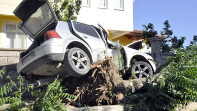 Otomobil ağaçta asılı kaldı