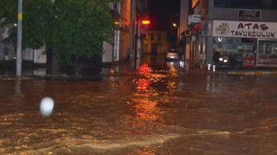 Ağaçlar devrildi, çatılar uçtu! Sağanak, dolu ve fırtına vurdu hayat kabusa döndü