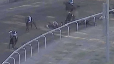 3 jokey hastanelik oldu 2 at uyutuldu! Hipodromda korkunç kaza