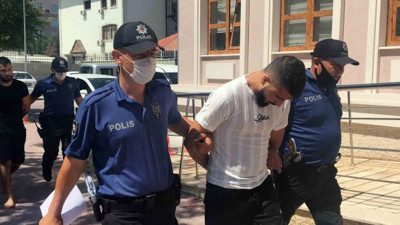 Köçek değil hırsız! Pantolonla çaldı etekle yakalandı