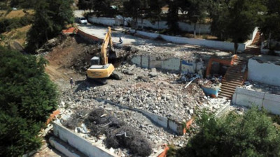 Salda Gölü kıyısındaki kaçak yapı yıkılıyor