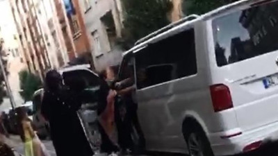 Kocasını minibüste yakaladı, çılgına döndü