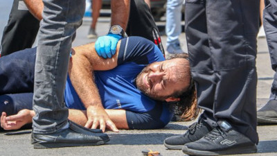 Saldırganın vurulma anı kamerada! Gözaltına alacak polisleri bıçakladı yaralı polisin kurşunuyla durduruldu