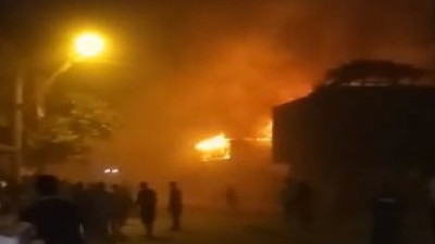 Mahalleli alevlerin içine dalıp dedeyi kurtardı