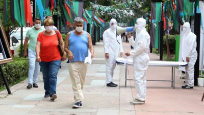 Sedyeyi görünce maskeye sarıldı, bu millet korkudan anlar