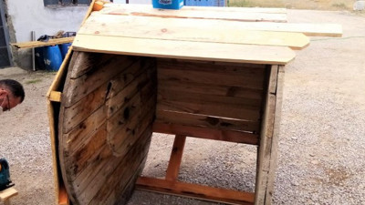 Kablo makaraları, sokak köpeklerine yuva oldu