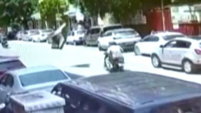Hayatlarını kask kurtardı! Düşen halı motosikletli gençleri giyotin gibi biçti