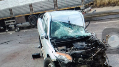 TIR, kamyonetle çarpıştı: 1 ölü