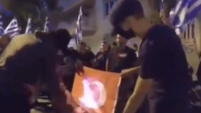 Ayasofya acısı Yunan'ın beynine vurdu... Slogan atıp, Türk bayrağını yaktılar