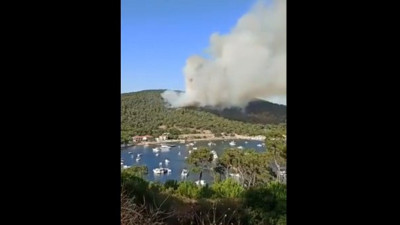 Günün en güzel yorumu… Artık Türkiye’de yangınlar bile lükse düşkün, hep deniz manzaralı yerlerde çıkıyor
