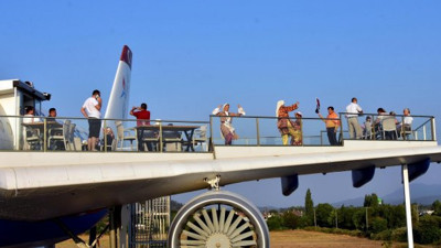 Uçağın kanadında zeybek gösterisi