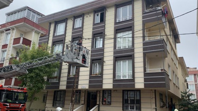 Çekmeköy'de 3 katlı binada yangın