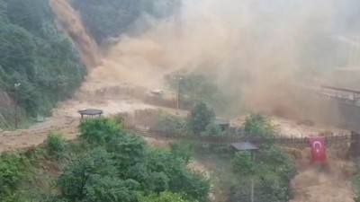 Rize'de taşan şelalenin korkunç görüntüsü
