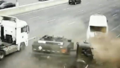 Yakıt tankeri yolcu otobüsünü biçti