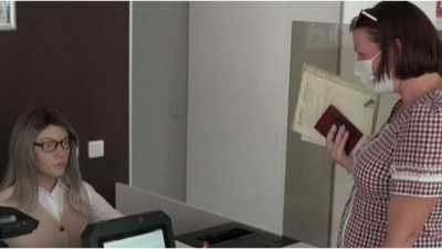 Dünyaya yön verecek gelişme: Robot memur göreve başladı, insana benzerliği yok dedirtti