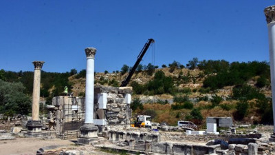 Gladyatörler Şehri'ndeki tarihi sütunlar ayağa kaldırılıyor